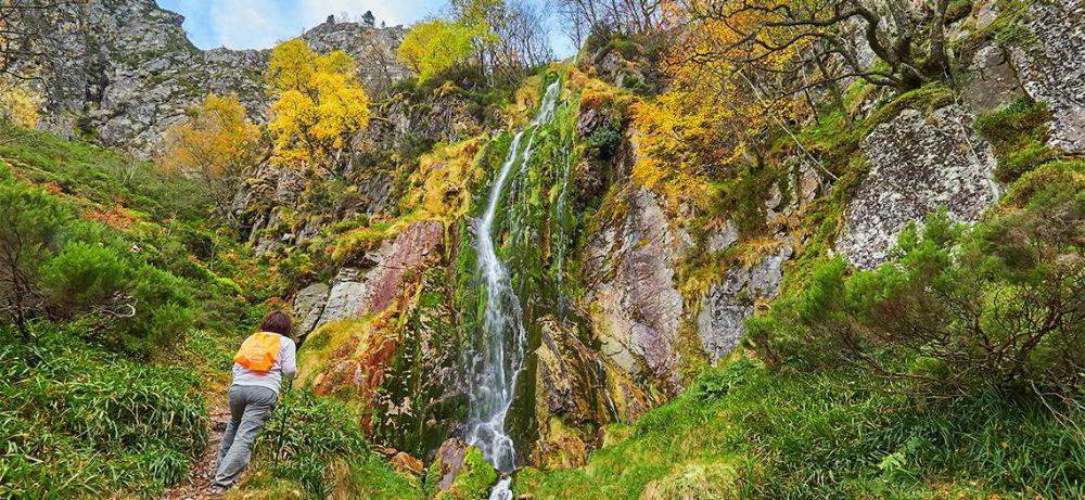 Foto einer Person, die im Tabayón del Mongallu im Gemeindegebiet von Casowandert