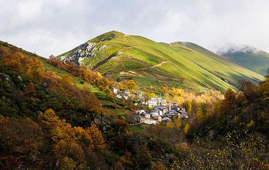 Panoramic view of the village of El Bao in the council of Ibias.