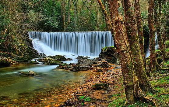 Imagem de uma cascata no rio onde se situa o Mazo de Meredo no concelho de Vegadeo.