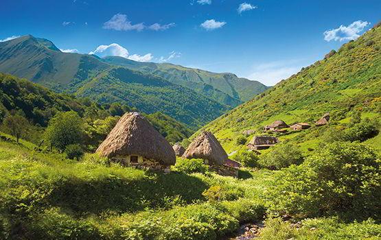 Imagem de alguns teitos na serra de Pornacal, no concelho de Somiedo.