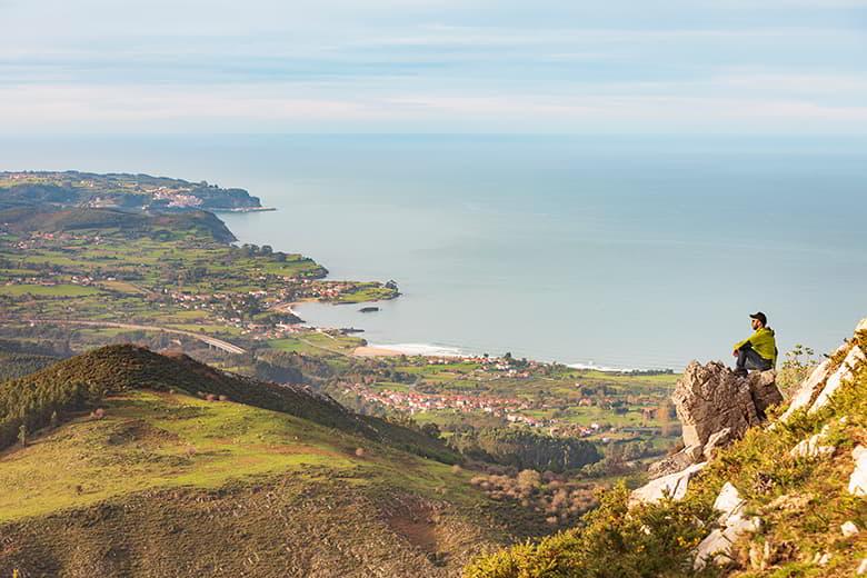 Bild eines Panoramablicks auf die asturische Küste.
