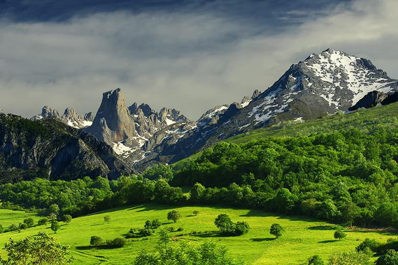 Imagem de uma vista panorâmica do Picu Urriellu e de outros picos dos Picos da Europa.