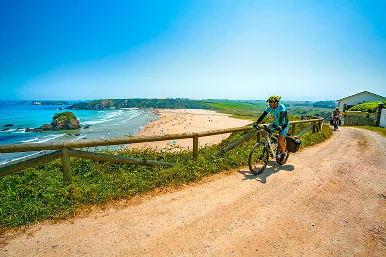 Image of the Camino de Santiago de la Costa as it passes through Penarronda beach.