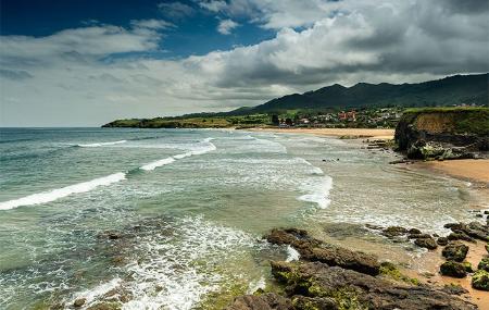 Caminho para o sítio de icnite na praia de La Espasa