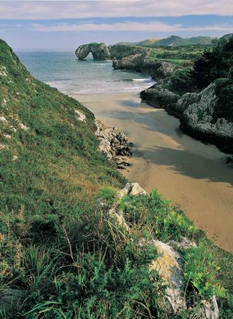 Vue de Castro de las Gaviotas depuis la plage de La Huelga