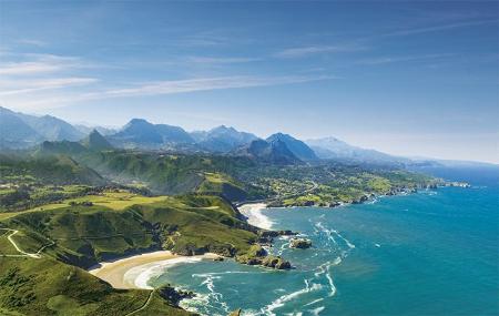 A praia de Torimbia, a saliência de Punta Pestaña e a praia de San Antolin ao fundo.