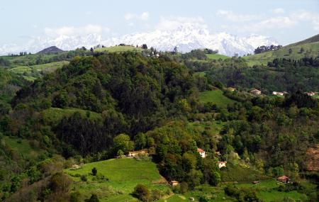 Die Dörfer von Cabranes und die Picos de Europa im Hintergrund