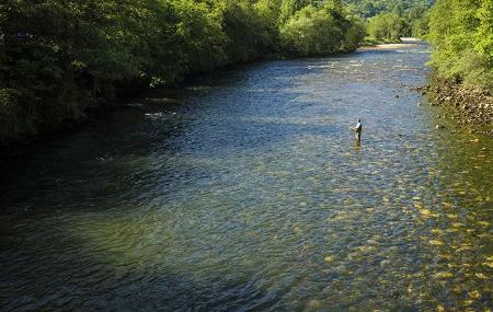 Der Fluss Narcea auf seinem Weg durch Belmonte de Miranda