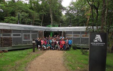 Grupo de personas delante de Selva Asturiana