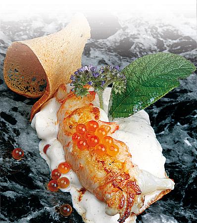 Aller à Image Minitosta de pain croustillant à la mousse de cèpes et langoustine grillée au caviar de truite saumonée