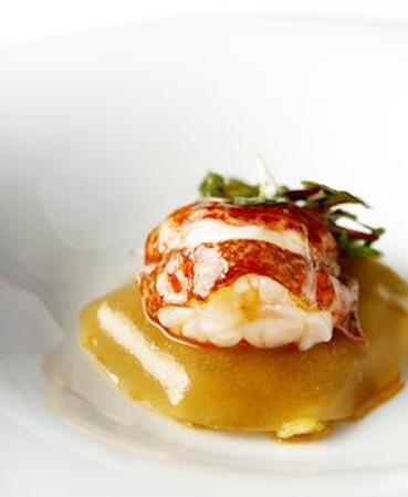 Imagen Natural lobster on a veil of lobster juice and saffron risotto