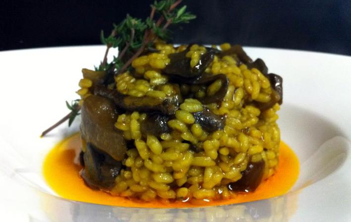 Go to Image Mellow rice with mushrooms, truffle and Pría smoked mushroom flakes