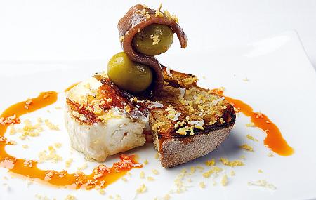 S de anchoa con queso de cabra y aceite de pimentón