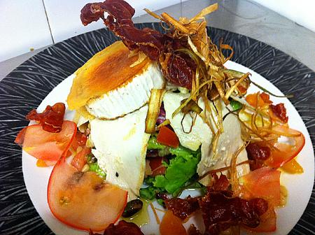 Insalata di pollo marinato con formaggio di capra