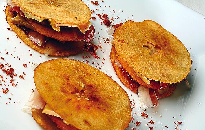 Aller à Image Biscuit aux pommes caramélisées avec jambon ibérique et foie de canard mariné