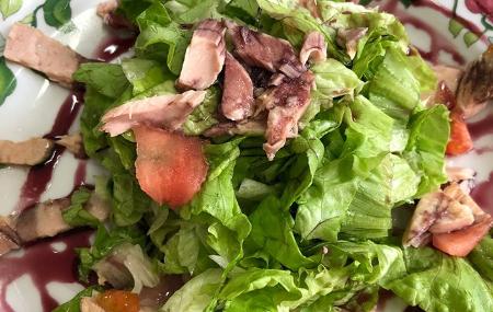 Ensalada de cogote de bonito laminado y reducción de vino tinto