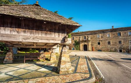 Portico e facciata del Monastero di Santa María de Vilanova