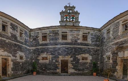 Pátio central do Mosteiro de Santa Maria de Vilanova