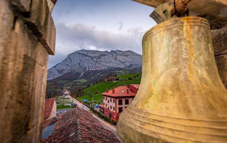 Vista do campanário da Colegiata de San Pedro (La Plaza)