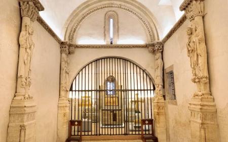 Vista de la Cámara Santa desde fuera de la puerta.