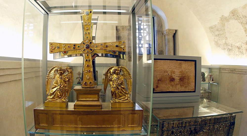 Reliquias de la Cámara Santa en la Catedral de Oviedo, incluyendo la Cruz de los Ángeles y el Arca Santa parcialmente visible.
