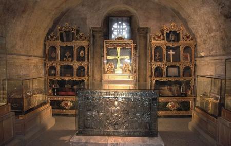 Reliquias y el Arca Santa en el interior de la Cámara Santa.