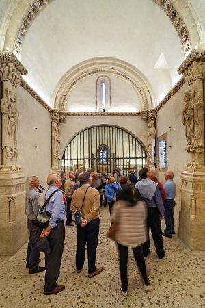 Grupo de visitantes con un guía en la Cámara Santa.