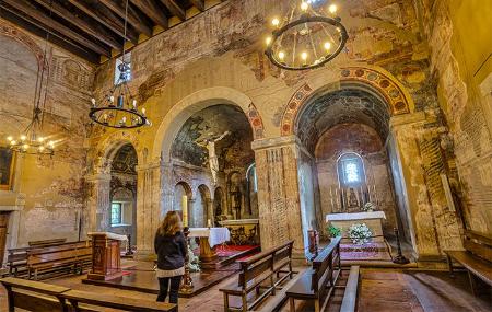 Interno della chiesa di San Julián de los Prados