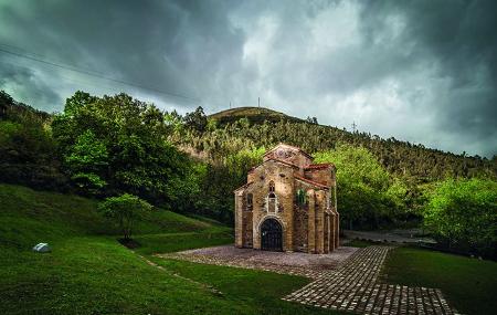 Igreja de San Miguel de Lillo com o céu nublado.