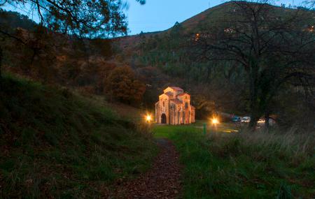 Igreja de São Miguel de Lillo à noite no exterior.