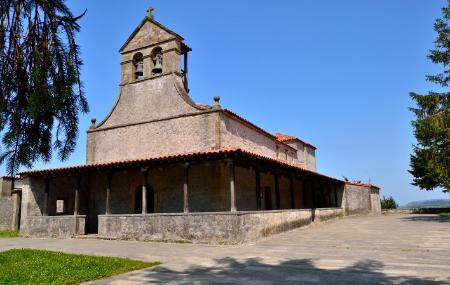 A igreja de Santiago de Gobiendes em Colunga, Astúrias, com o seu campanário de dois arcos e os arcos do pórtico.
