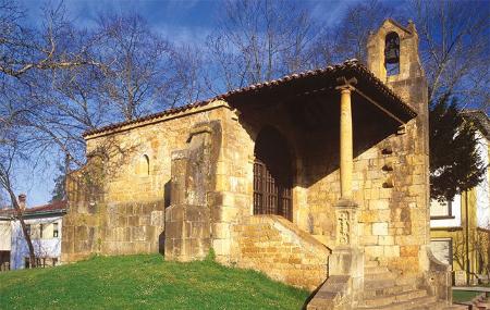 Chapel of Santa Cruz, inside it houses the Dolmen of Santa Cruz.