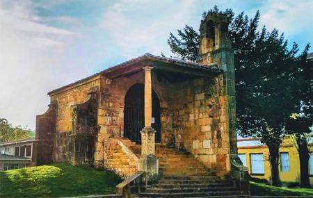 Cappella di Santa Cruz, al suo interno ospita il Dolmen di Santa Cruz.