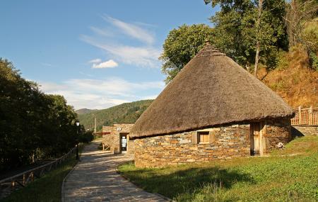 Aula de la Naturaleza del Parque Natural de las Fuentes del Narcea. Palloza de San Antolín